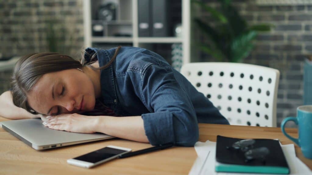 包租代管甘苦談 exhausted Photo by Vitaly Gariev on Unsplash