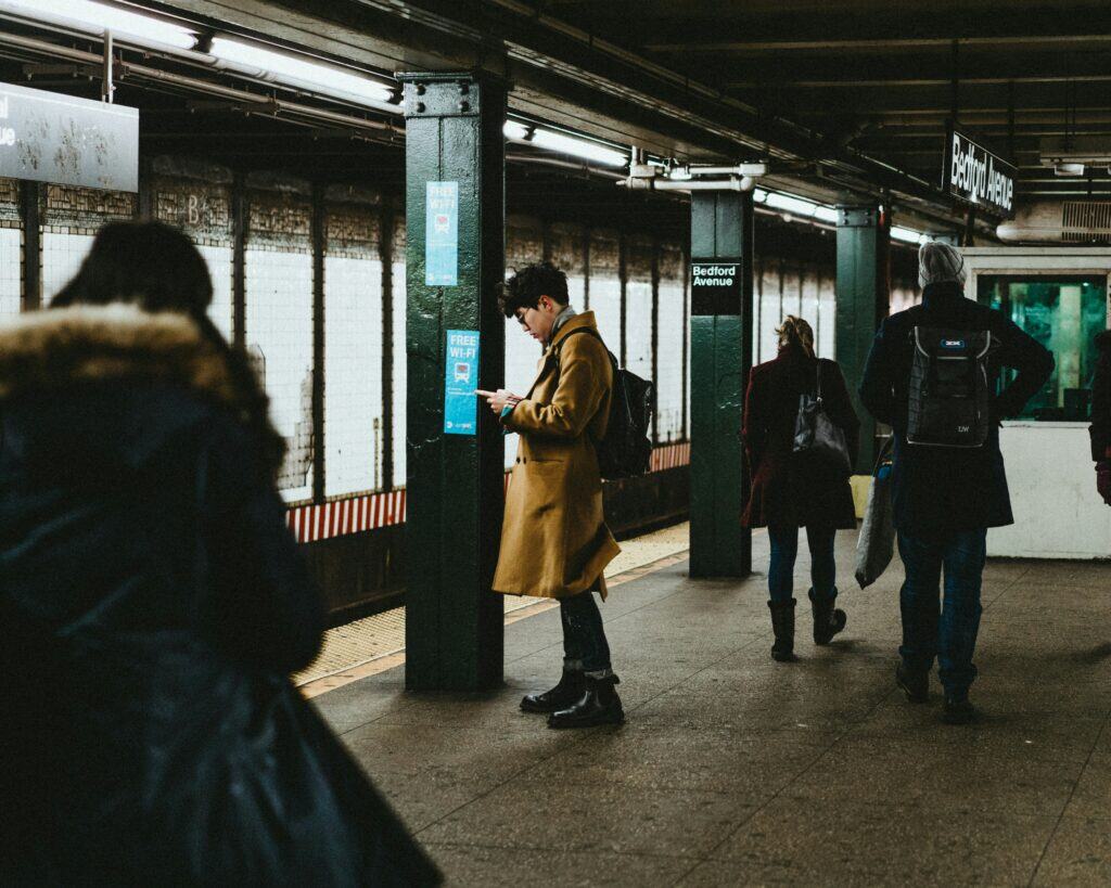 考量資產的地點 Photo by Joshua Newton on Unsplash